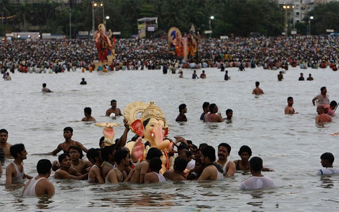 Photo/Rajanish Kakade - Hindus bring statues of the Hindu God Ganesh for immersion in the Arabian sea on the final day of the festival of Ganesh Chaturthi in Mumbai, India